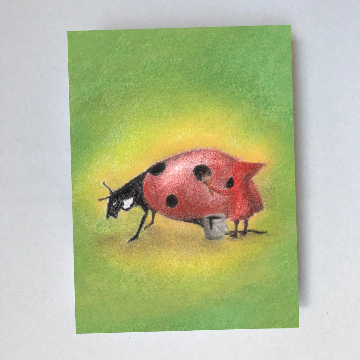 Postkarte Marienkäfer von Lot Bouwes A7: ein Wichtel steht neben einem großen Marienkäfer auf grüner Wiese