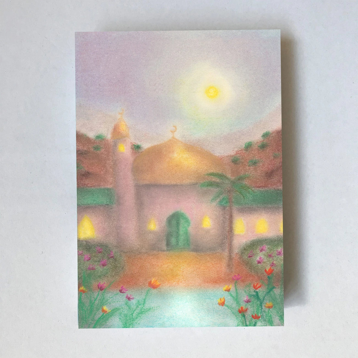 Postkarte Moschee von Lot Bouwes A6: eine Moschee mit goldener Kuppel und Minarett, Palmen, Wasserbecken, Abendlicht