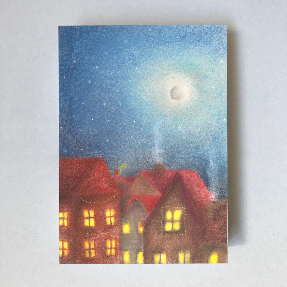 Postkarte Nikolaus über den Dächern von Lot Bouwes A6: verschneite rote Dächer einer Stadt bei Nacht mit leuchtenden Fenstern und Mondsichel, zwischen den Dächern versteckt sich der Nikolaus