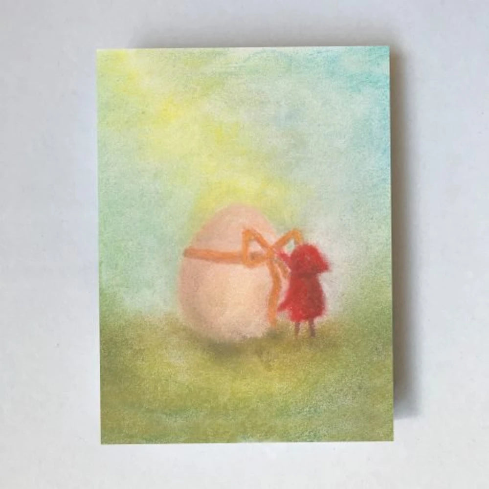 Postkarte Osterei von Lot Bouwes A7: ein Wichtel zieht ein großes Ei mit roter Schleife über die Wiese, helles Frühlingslicht