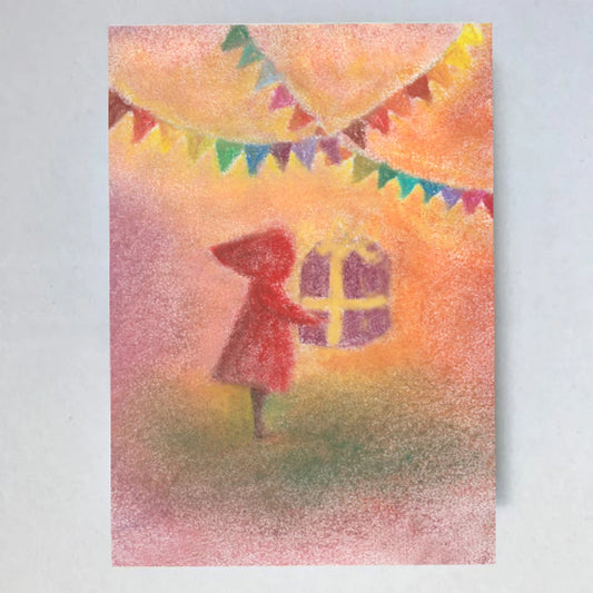 Postkarte Party von Lot Bouwes A7: ein Wichtel bringt unter einer bunten Wimpelkette ein Geschenk mit Schleife