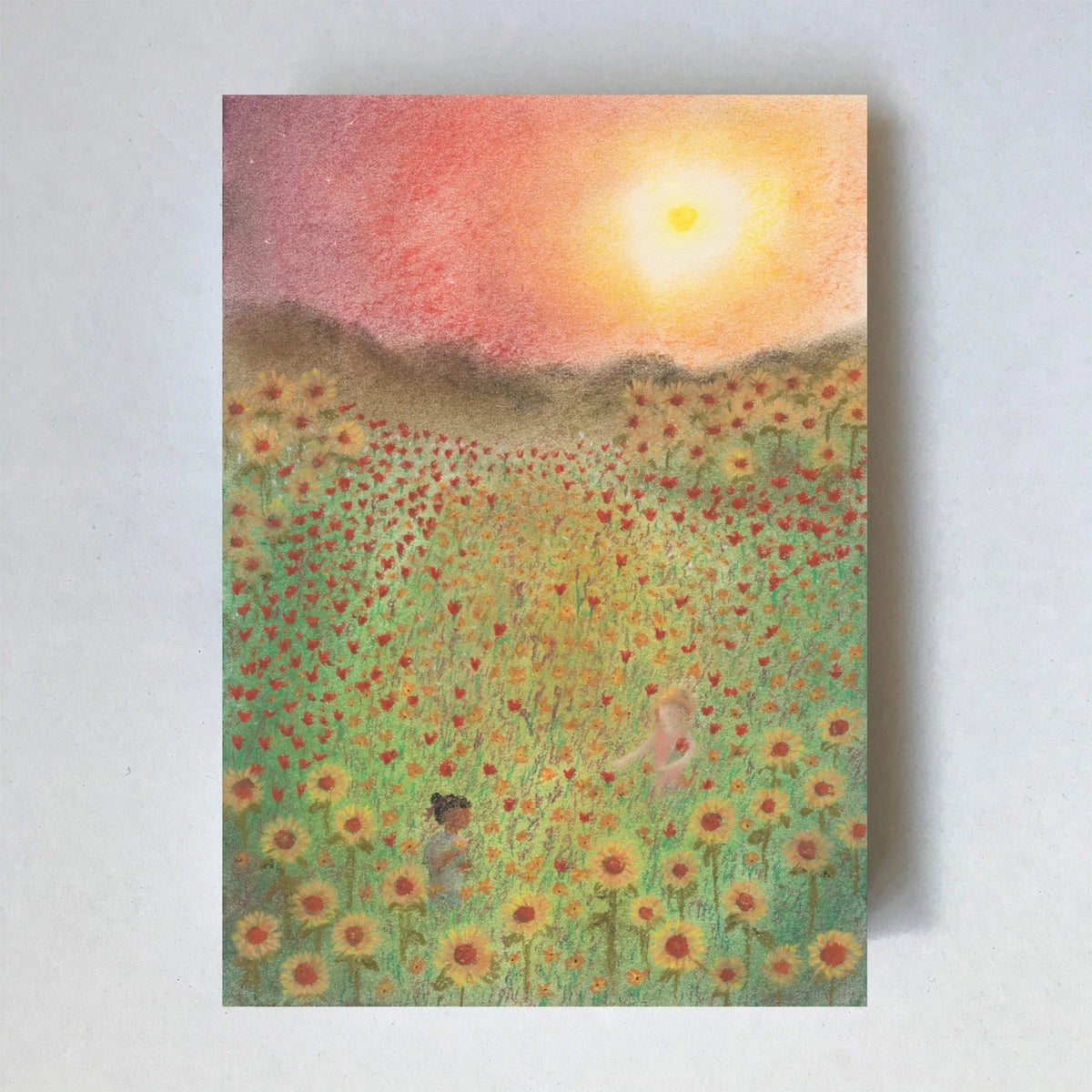 Postkarte Pflückgarten von Lot Bouwes A6: zwei Kinder mitten in einem Pflückgarten voller Sonnenblumen und Sommerblumen, glühende Sonne