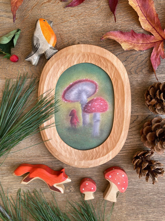 Postkarte Pilz von Lot Bouwes A6 im ovalen Holzrahmen zwischen Herbstlaub, Zapfen und Holzpilzen, Foto
