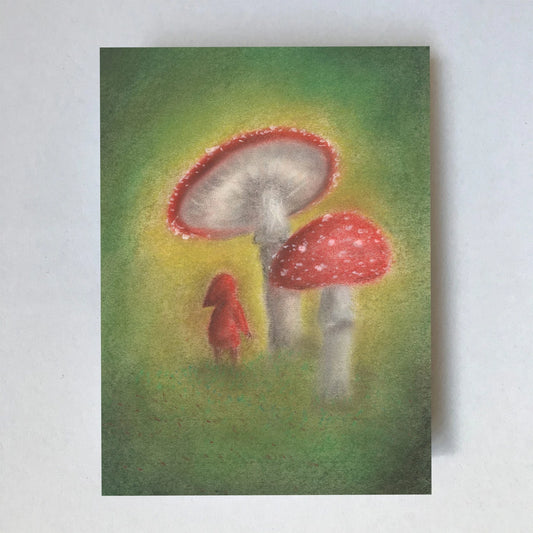 Postkarte Pilze von Lot Bouwes A7: ein kleiner Wichtel unter zwei großen Fliegenpilzen auf grüner Wiese