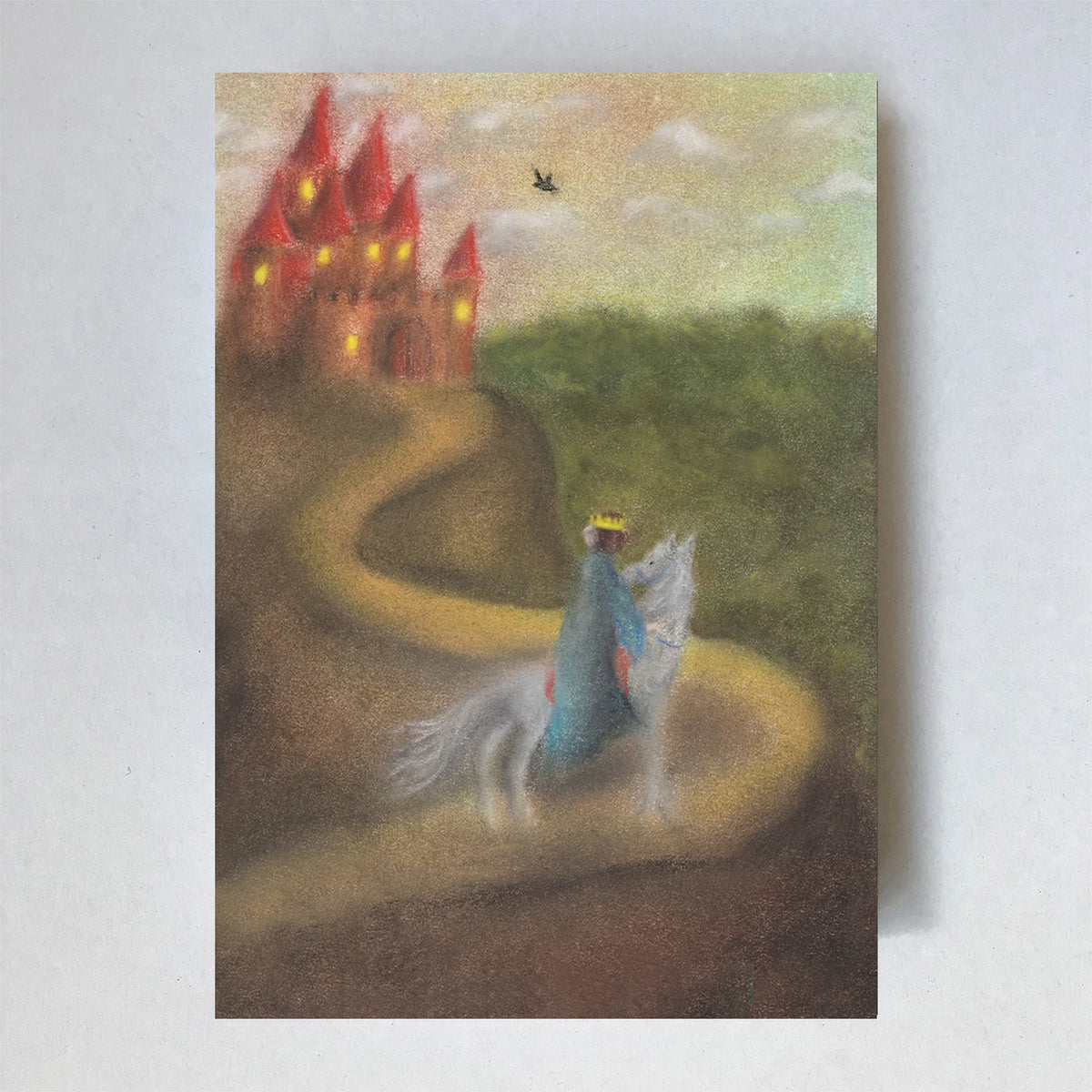 Postkarte Prinz von Lot Bouwes A6: ein Prinz mit Krone auf einem weißen Pferd reitet einen gewundenen Weg hinauf zu einem roten Schloss