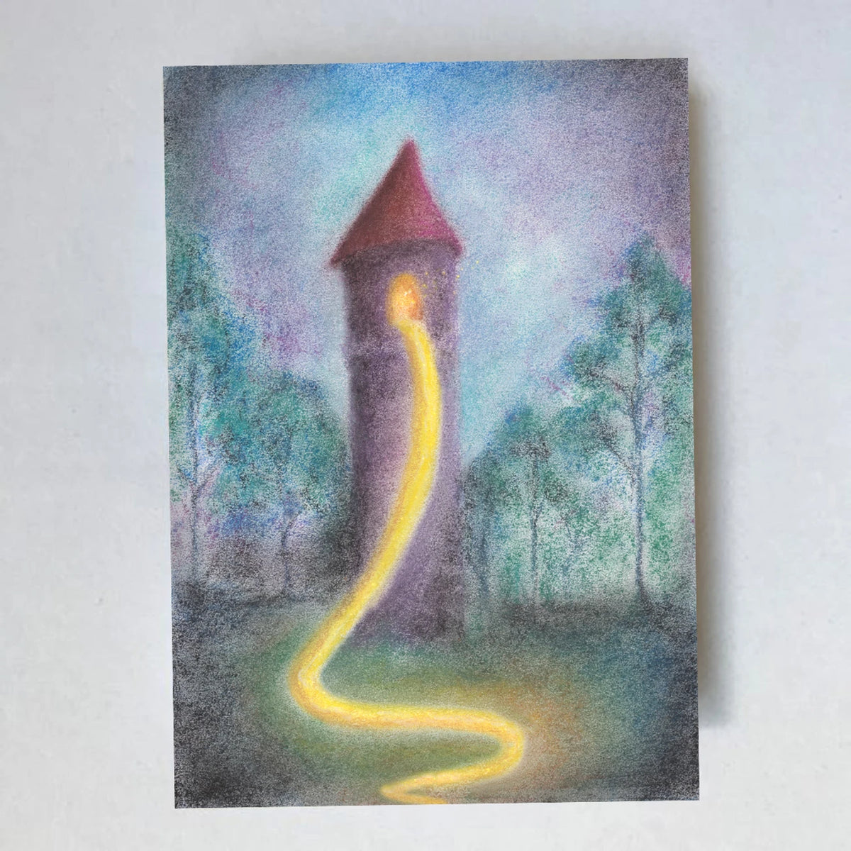 Postkarte Rapunzel von Lot Bouwes A6: Rapunzels Turm im Wald, ihr langer goldener Zopf fällt bis auf den Boden