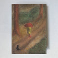 Postkarte Regen von Lot Bouwes A6: ein Kind in gelbem Mantel und roten Stiefeln unter einem roten Regenschirm auf einem Waldweg im Regen, eine schwarze Katze schaut zu