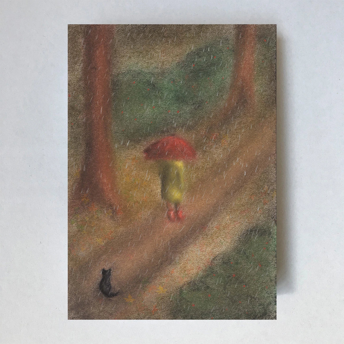 Postkarte Regen von Lot Bouwes A6: ein Kind in gelbem Mantel und roten Stiefeln unter einem roten Regenschirm auf einem Waldweg im Regen, eine schwarze Katze schaut zu