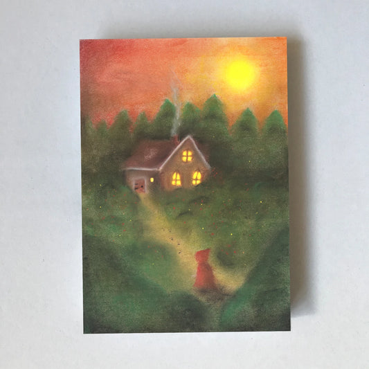 Postkarte Rotkäppchen von Lot Bouwes A6: Rotkäppchen geht durch den Wald auf das Haus der Großmutter zu, rote Abendsonne, Rauch aus dem Schornstein