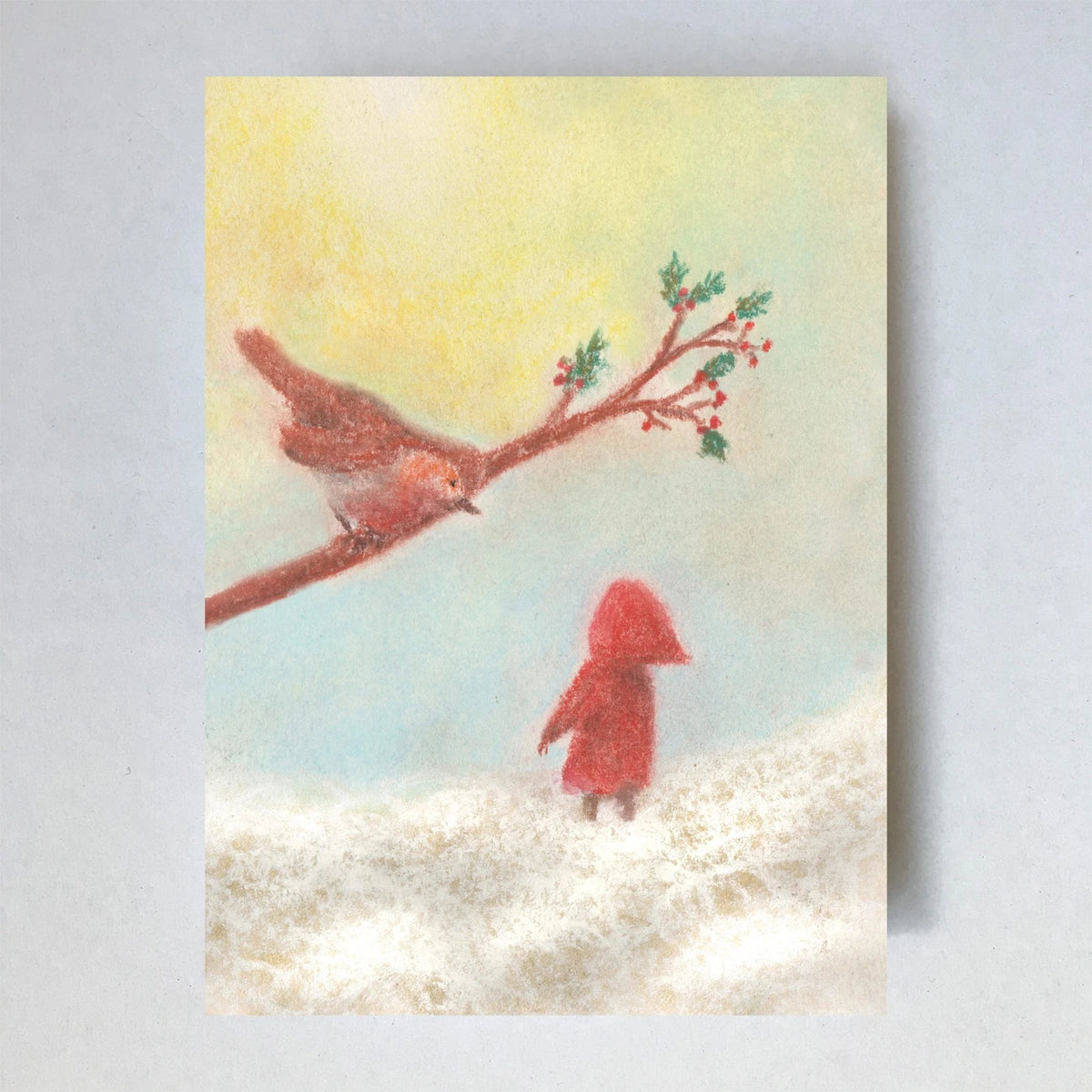 Postkarte Rotkehlchen von Lot Bouwes A7: ein Rotkehlchen sitzt auf einem Zweig mit roten Beeren, darunter ein Wichtel im Schnee