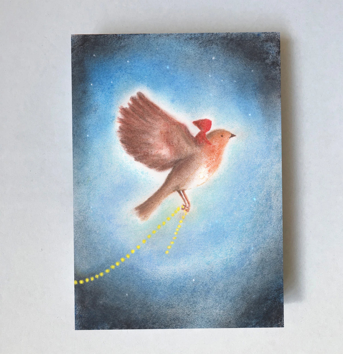 Postkarte Rotkehlchenflug von Lot Bouwes A7: ein Wichtel fliegt auf dem Rücken eines Rotkehlchens durch den blauen Himmel