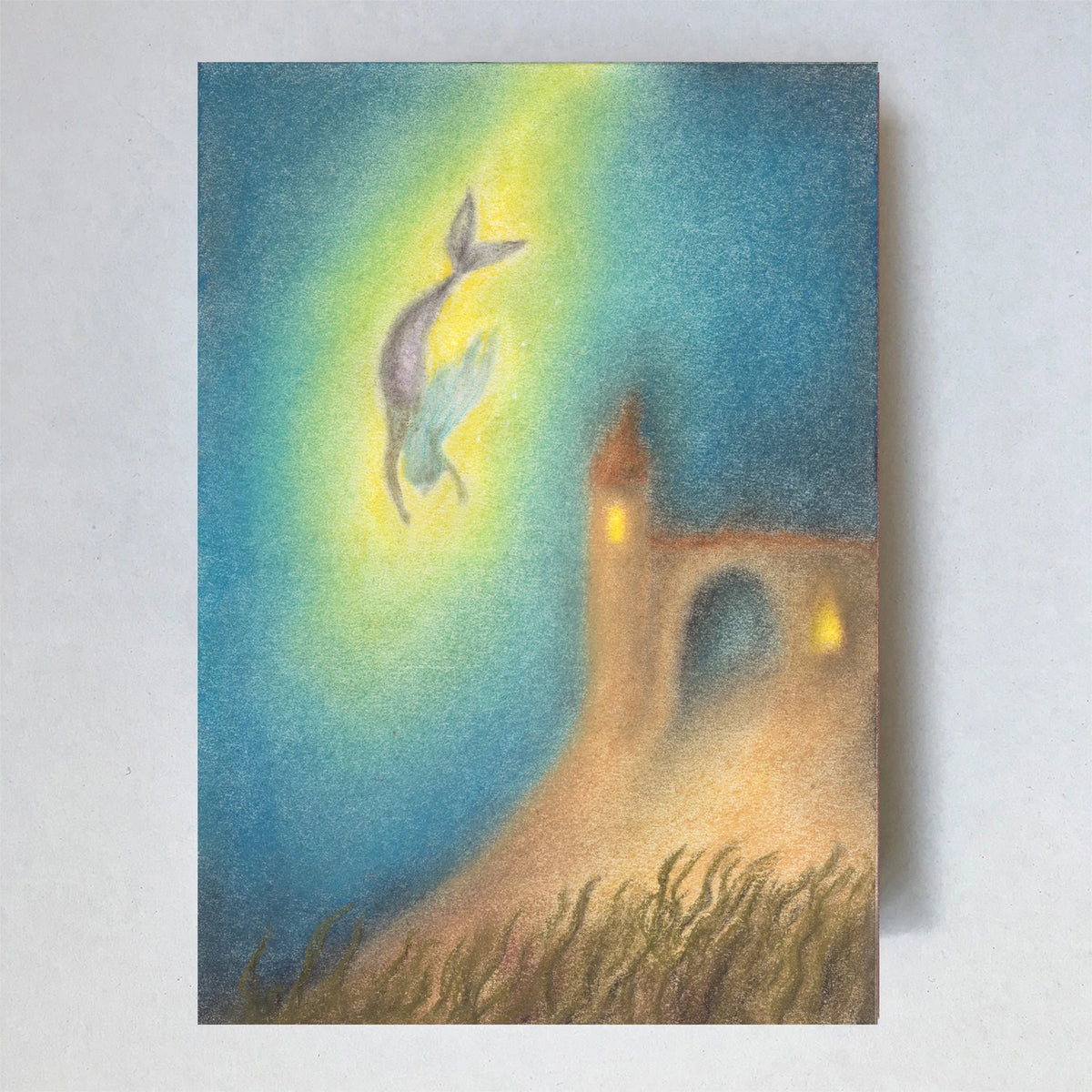 Postkarte Sandburg von Lot Bouwes A6: Meerjungfrau taucht mit Schwung ins Wasser über einer leuchtenden Sandburg mit Fensterlichtern, Strandgras im Vordergrund