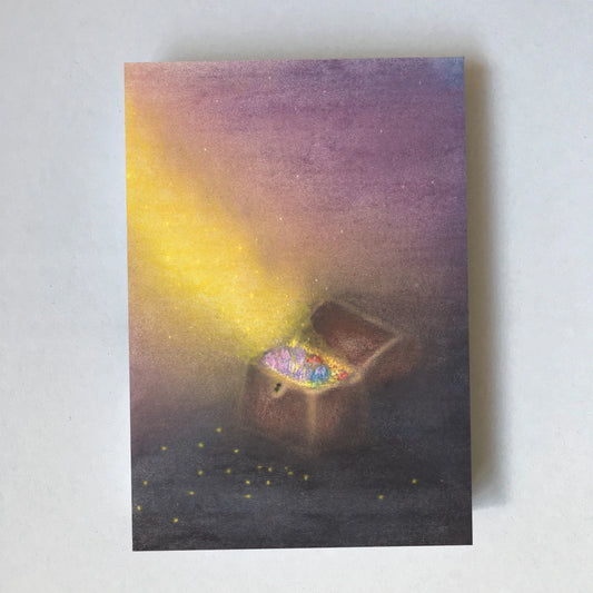 Postkarte Schatzkiste von Lot Bouwes A6: eine offene Schatztruhe voller Edelsteine, ein goldener Lichtstrahl fällt hinein