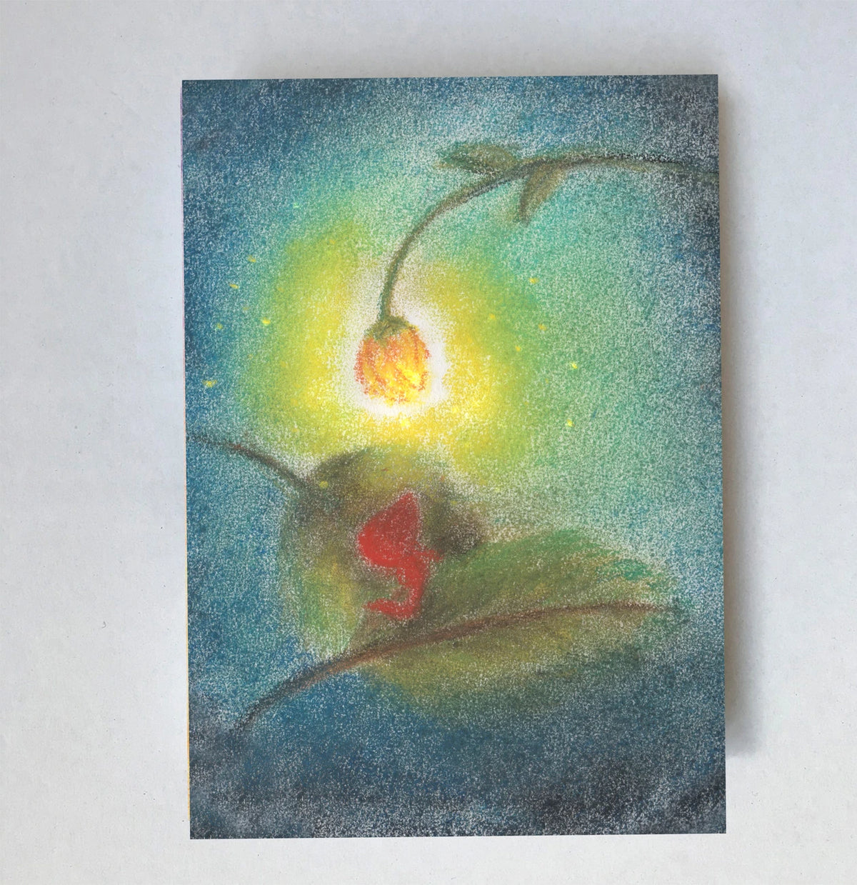 Postkarte Schlaf von Lot Bouwes A7: ein Wichtel schläft auf einem Blatt unter einer leuchtenden Blütenglocke wie unter einer Lampe
