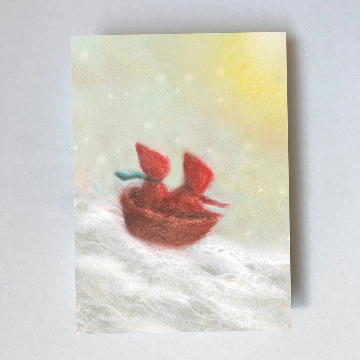 Postkarte Schlitten von Lot Bouwes A7: zwei Wichtel sitzen in einem Schlitten und sausen durch den Schnee