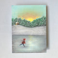 Postkarte Schlittschuh laufen von Lot Bouwes A6: ein Kind mit roter Mütze läuft Schlittschuh auf einem zugefrorenen See, dahinter verschneite Tannen, ein kleines rotes Haus und Abendrot