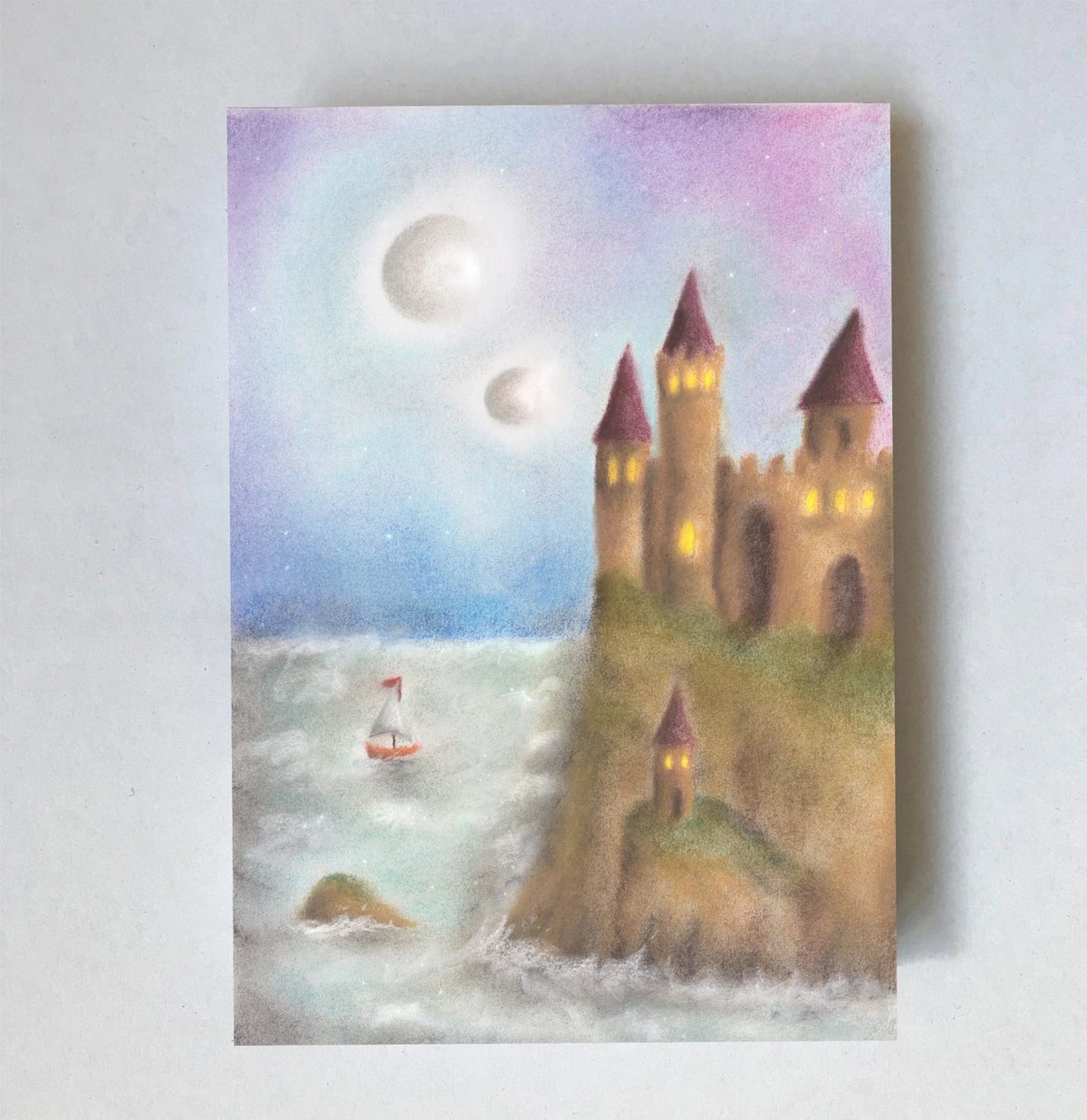 Postkarte Schloss am Meer von Lot Bouwes A6: ein Schloss mit Türmen thront auf einem Felsen im Meer, ein Segelboot, Mond