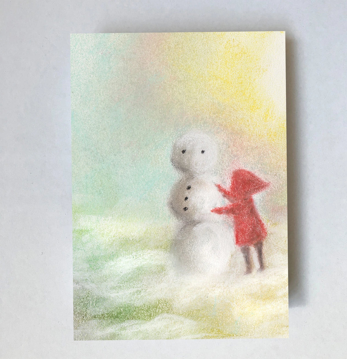 Postkarte Schneemann von Lot Bouwes A7: ein Wichtel baut einen Schneemann im Nebel und Schnee