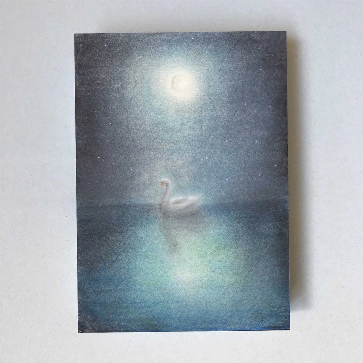 Postkarte Schwan von Lot Bouwes A6: weißer Schwan auf einem stillen See im Mondlicht, Spiegelung, dunkelblau
