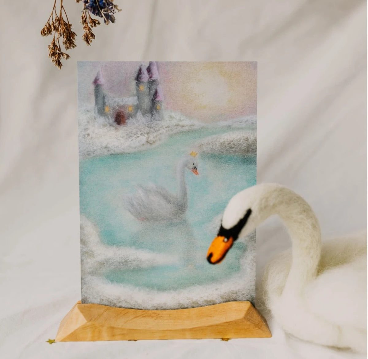 Postkarte Schwanenmeer von Lot Bouwes A6 mit einer Schwanenfigur auf weißem Tuch, Foto