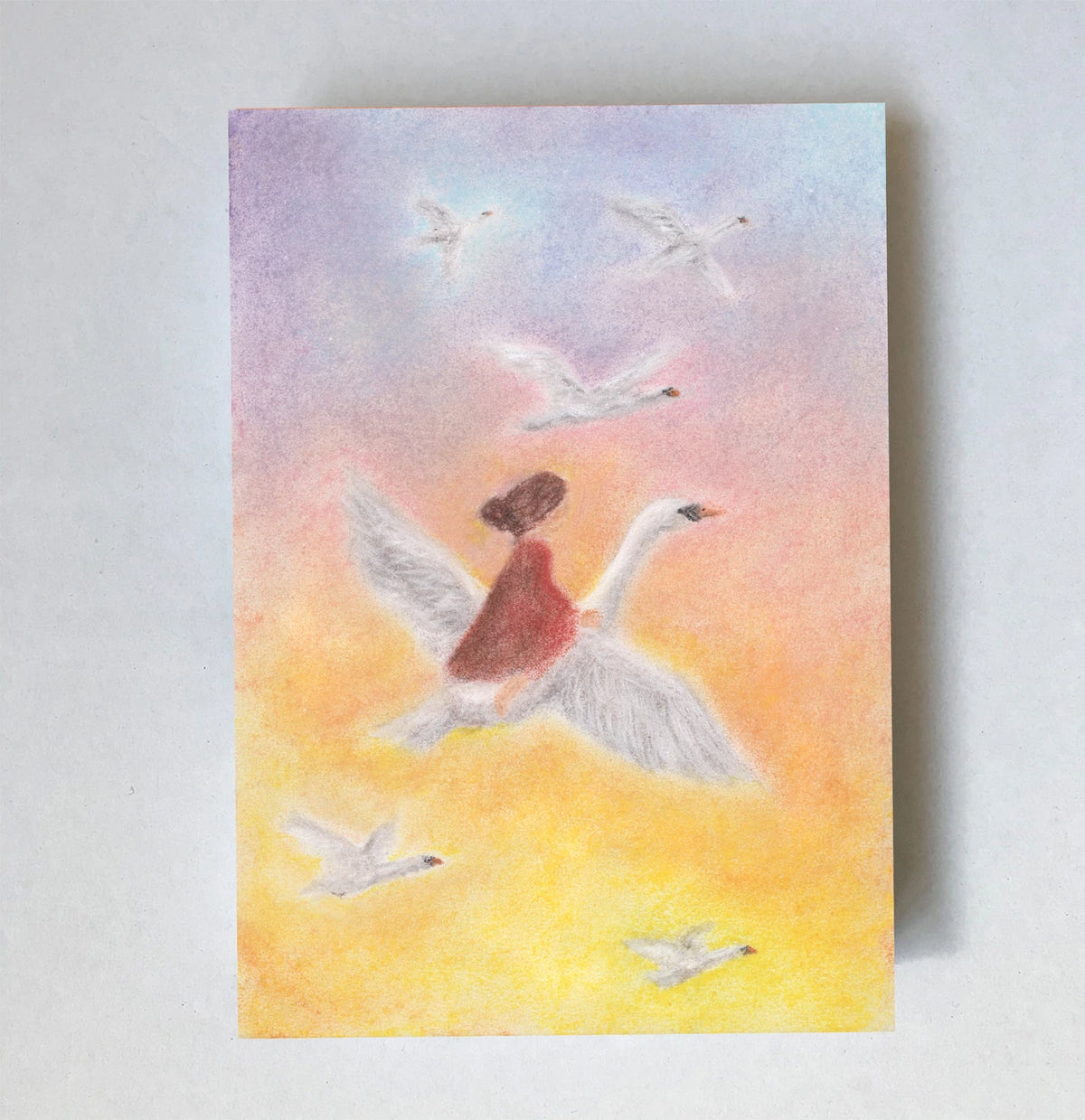 Postkarte Sechs Schwäne von Lot Bouwes A6: ein Mädchen fliegt auf dem Rücken eines Schwans durch den Abendhimmel, andere Schwäne fliegen mit