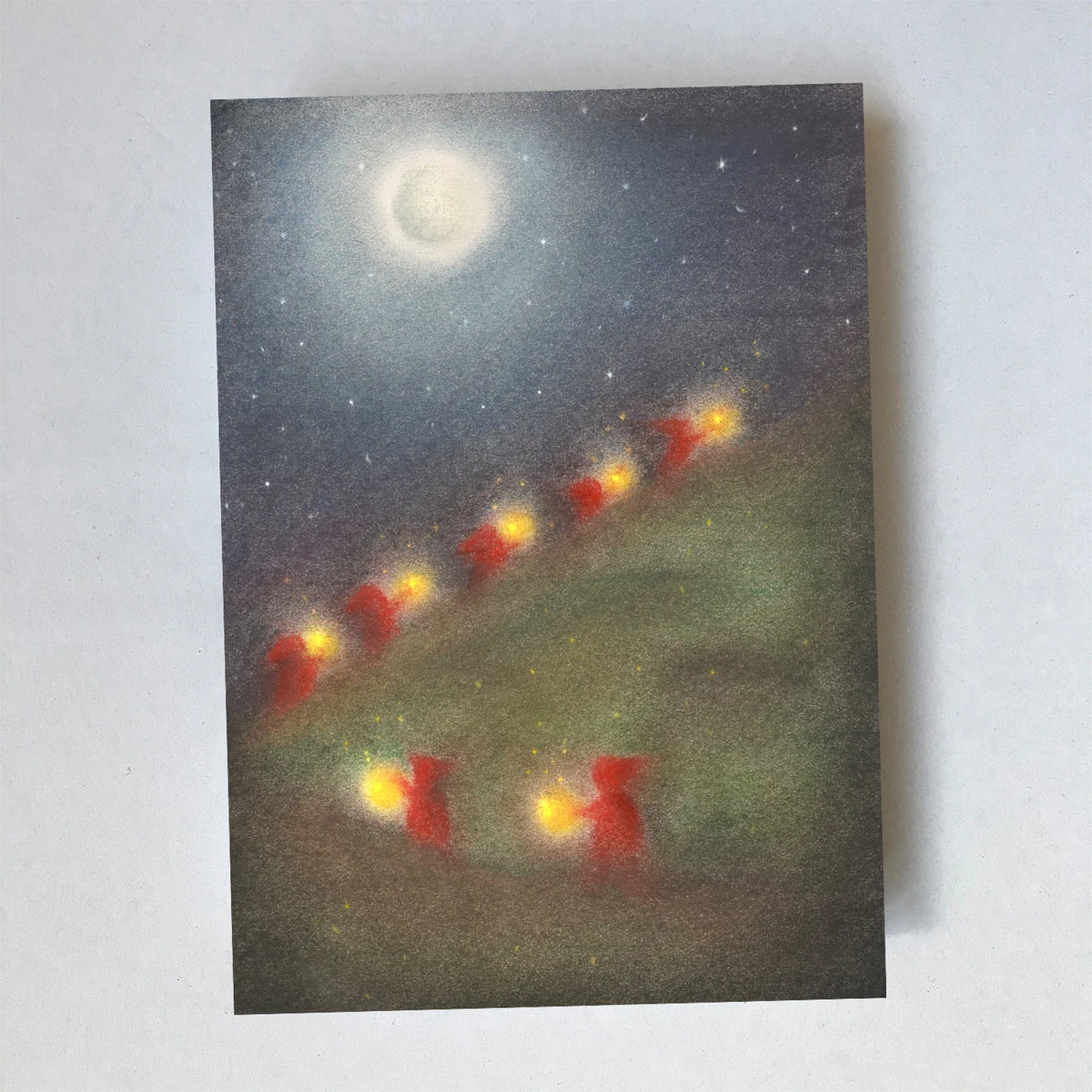 Postkarte Sieben Lichter von Lot Bouwes A6: Sieben Kinder in roten Mänteln mit Laternen ziehen im Zickzack den dunklen Hügel hinauf, Vollmond, Sternenhimmel