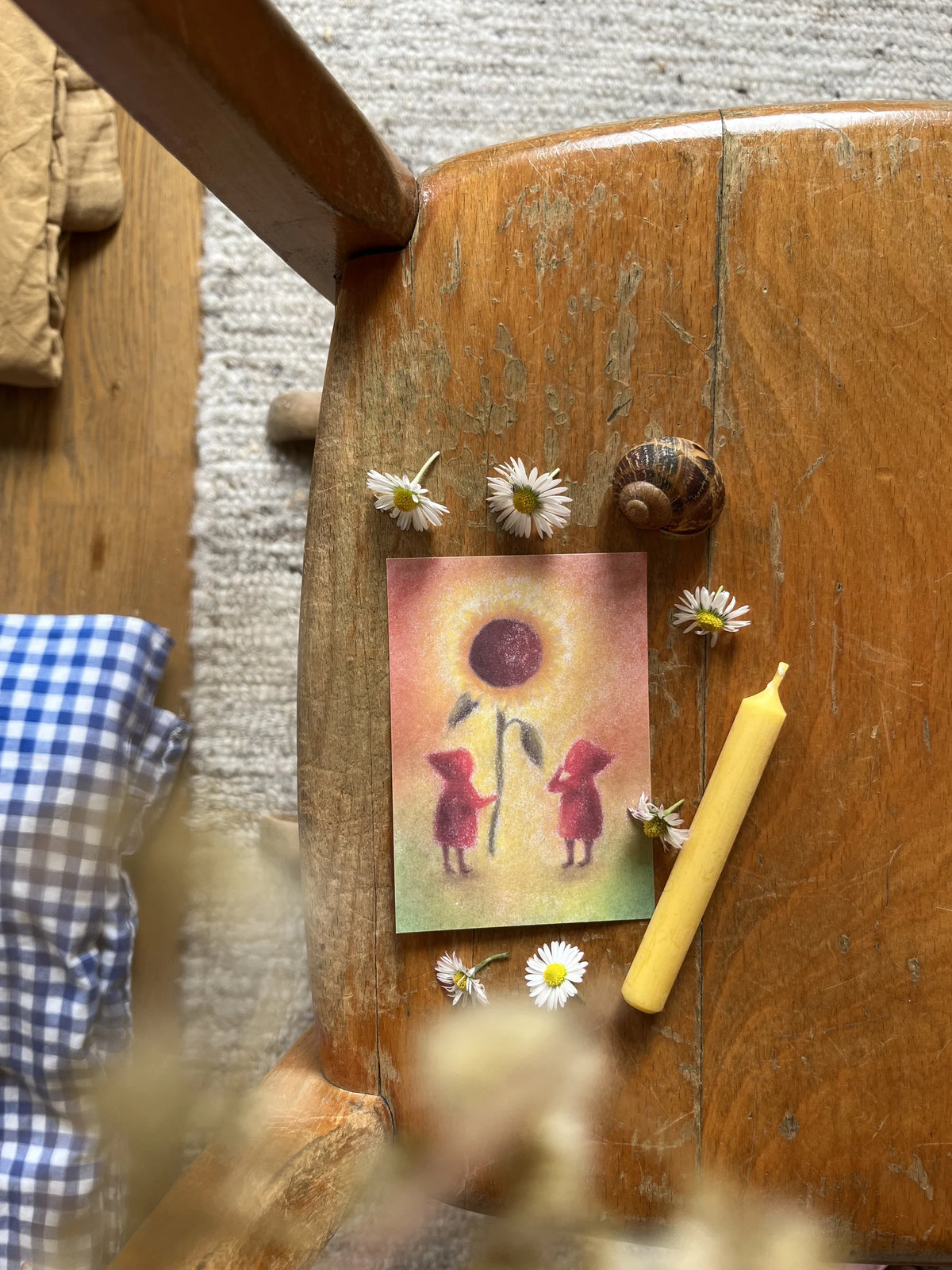 Postkarte Sonnenblume von Lot Bouwes A7 auf einem Holzstuhl, zwei Wichtel unter einer Sonnenblume