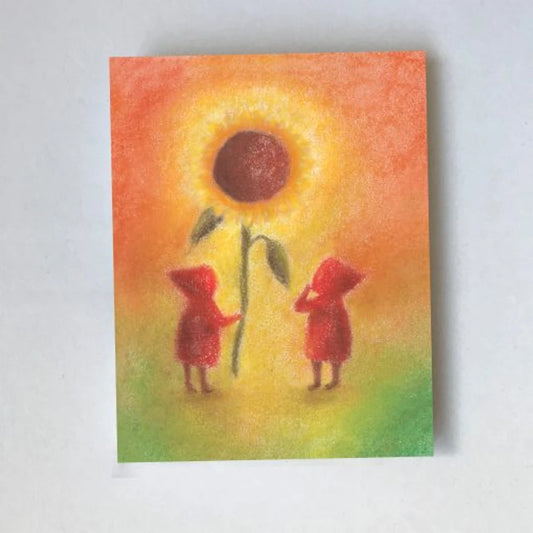 Postkarte Sonnenblume von Lot Bouwes A7: zwei Wichtel stehen unter einer großen Sonnenblume, oranger Himmel