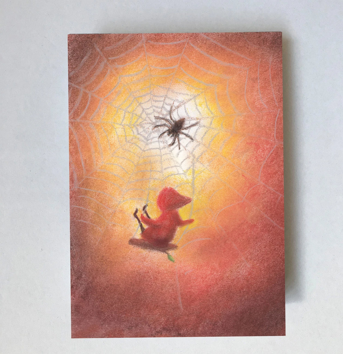 Postkarte Spinnennetz von Lot Bouwes A7: ein Wichtel schwingt sich an einem Faden unter einem Spinnennetz mit Spinne, warmes Rot
