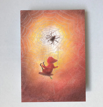 Postkarte Spinnennetz von Lot Bouwes A7: ein Wichtel schwingt sich an einem Faden unter einem Spinnennetz mit Spinne, warmes Rot
