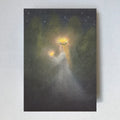 Postkarte St. Lucia von Lot Bouwes A6: Lucia mit Lichterkranz auf dem Kopf und Kerze in der Hand im weißen Kleid im dunklen Wald