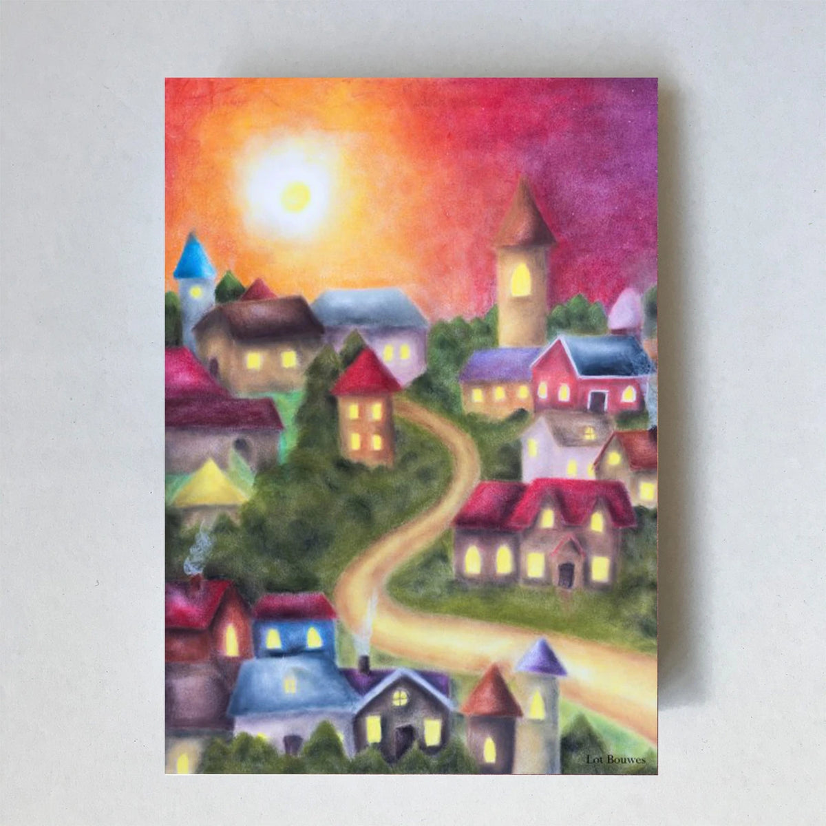 Postkarte Stadt am Tag von Lot Bouwes A6: dieselbe bunte Stadt am Tag mit Kirchturm, Sonne und Abendrot