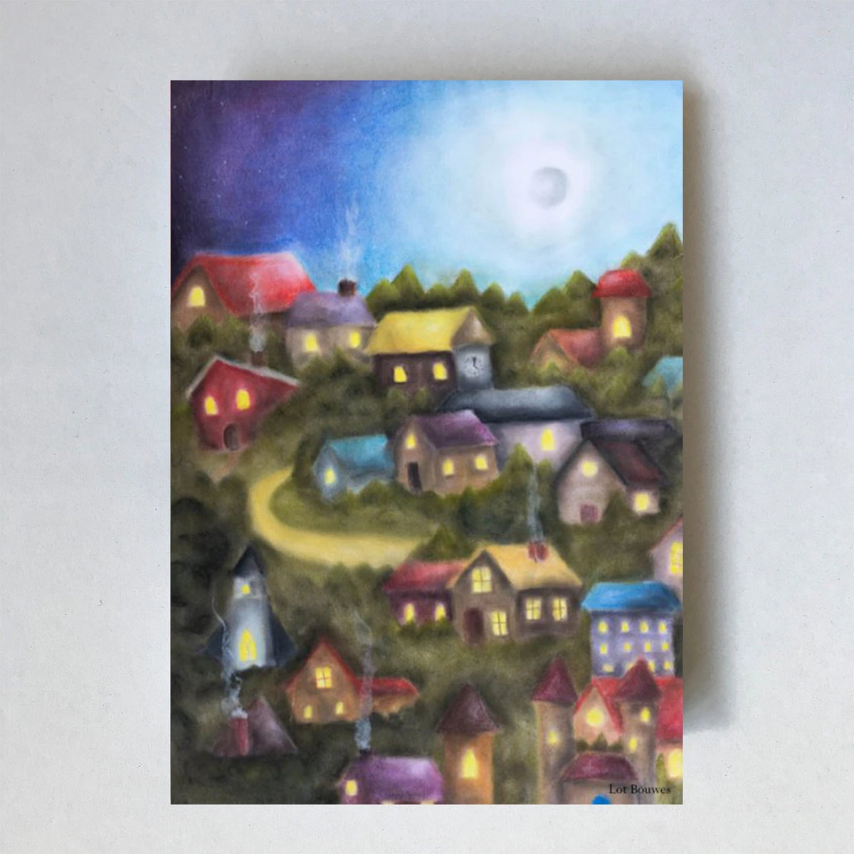 Postkarte Stadt bei Nacht von Lot Bouwes A6: bunte Häuser einer kleinen Stadt bei Nacht mit leuchtenden Fenstern, ein Weg schlängelt sich hindurch, Mond
