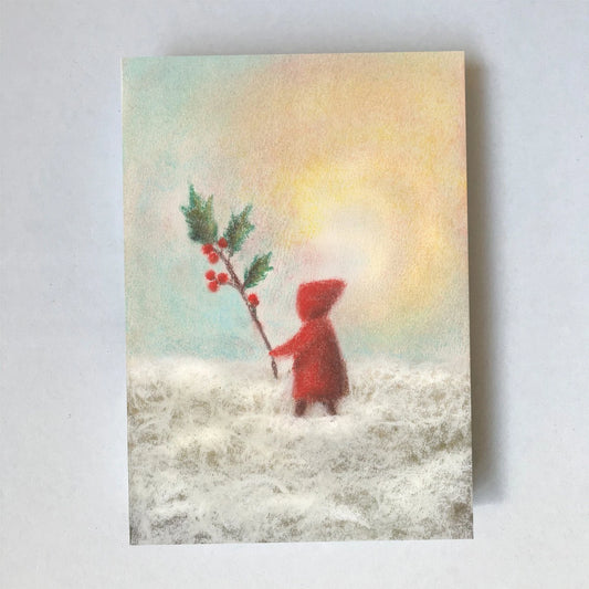 Postkarte Stechpalme von Lot Bouwes A7: ein Wichtel trägt einen Stechpalmenzweig mit roten Beeren durch den Schnee