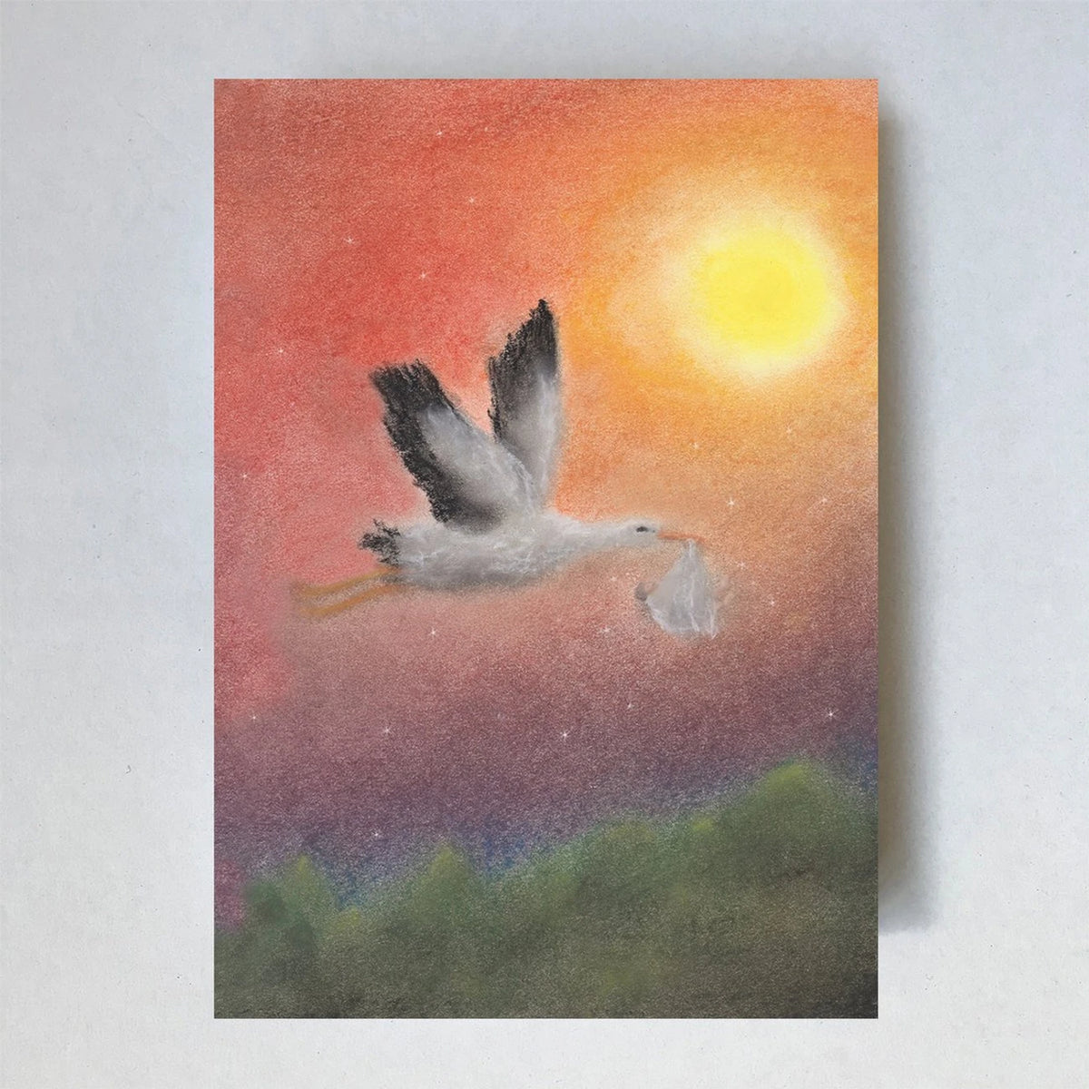 Postkarte Storch von Lot Bouwes A6: ein weißer Storch fliegt mit einem Bündel im Schnabel durch den rot-orangen Abendhimmel, große Sonne