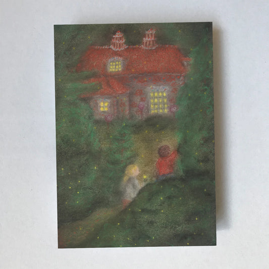 Postkarte Süßigkeitenhaus von Lot Bouwes A6: Hänsel und Gretel stehen im dunklen Wald vor dem Süßigkeitenhaus mit leuchtenden Fenstern