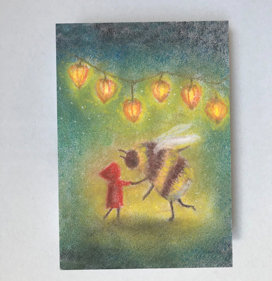Postkarte Tänzchen von Lot Bouwes A7: ein Wichtel tanzt mit einer Biene unter einer Kette leuchtender Lampions