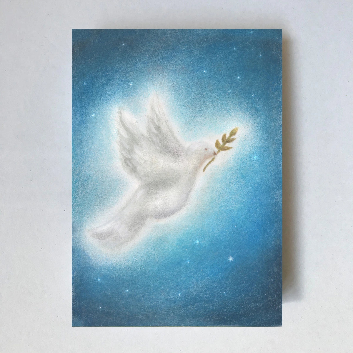 Postkarte Taube von Lot Bouwes A6: eine weiße Taube mit Olivenzweig im Schnabel vor tiefblauem Himmel