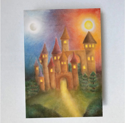 Postkarte Traumschloss von Lot Bouwes A6: ein goldenes Traumschloss mit vielen Türmen, Sonne und Mond am Himmel, ein leuchtender Weg führt hin