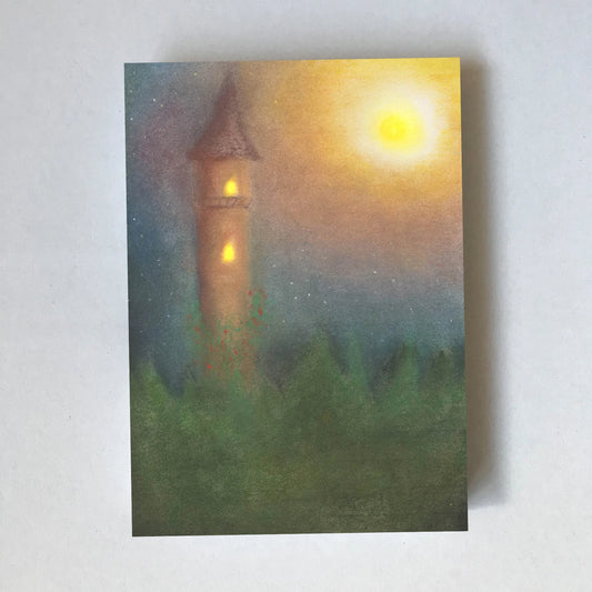 Postkarte Turm von Lot Bouwes A6: ein hoher Steinturm mit leuchtenden Fenstern über dunklen Tannen, große leuchtende Scheibe am gelben Himmel