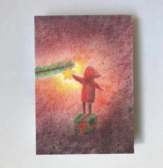 Postkarte Weihnachtsstern von Lot Bouwes A7: ein Wichtel steht auf einem Geschenk und steckt einen leuchtenden Stern an einen Tannenzweig