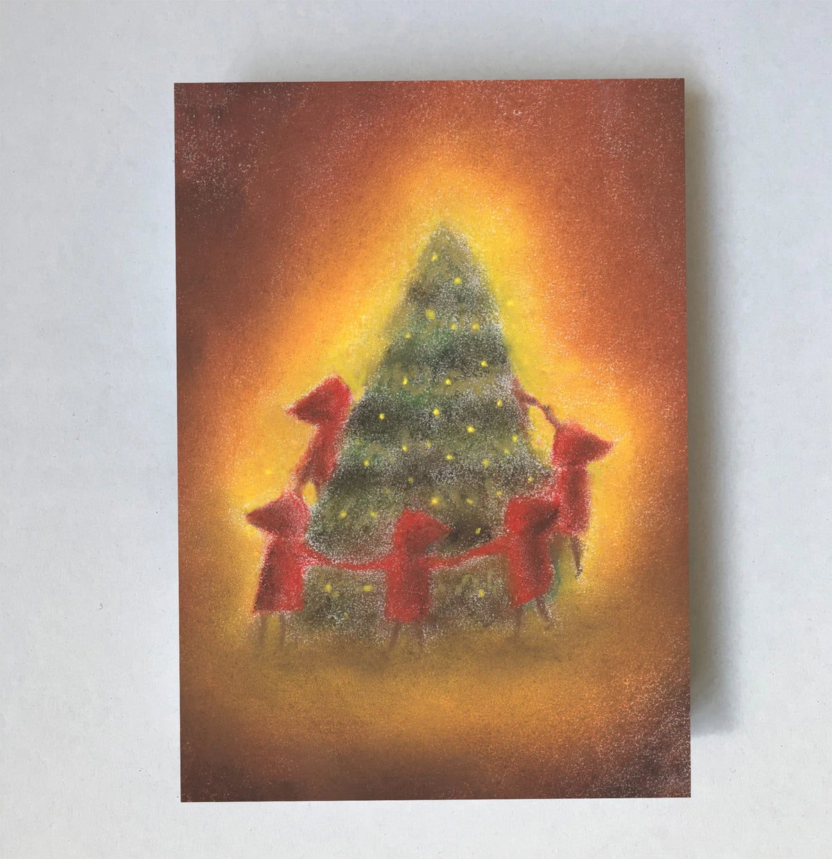 Postkarte Weihnachtstanz von Lot Bouwes A7: Wichtel tanzen im Kreis um einen geschmückten Weihnachtsbaum, goldenes Licht