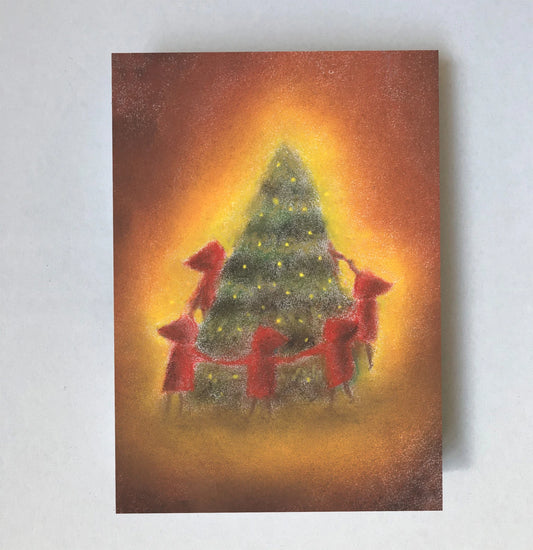 Postkarte Weihnachtstanz von Lot Bouwes A7: Wichtel tanzen im Kreis um einen geschmückten Weihnachtsbaum, goldenes Licht