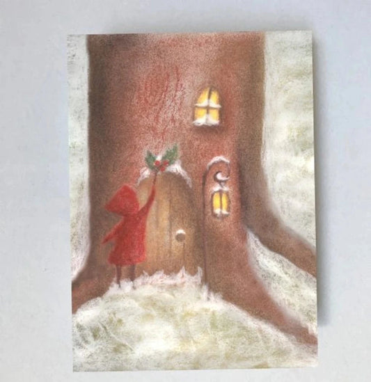 Postkarte Weihnachtstürchen von Lot Bouwes A7: ein Wichtel öffnet eine kleine Tür in einem verschneiten Baumstamm, Fenster leuchten, Tannenzweig