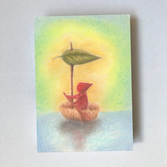 Postkarte Wichtelboot von Lot Bouwes A7: ein Wichtel segelt in einer Nussschale mit einem Blatt als Segel übers Wasser