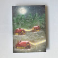 Postkarte Winterdorf von Lot Bouwes A6: verschneites Dorf mit roten Häuschen bei Nacht, Lichterketten führen von Haus zu Haus, Vollmond, Tannen, Schneeflocken