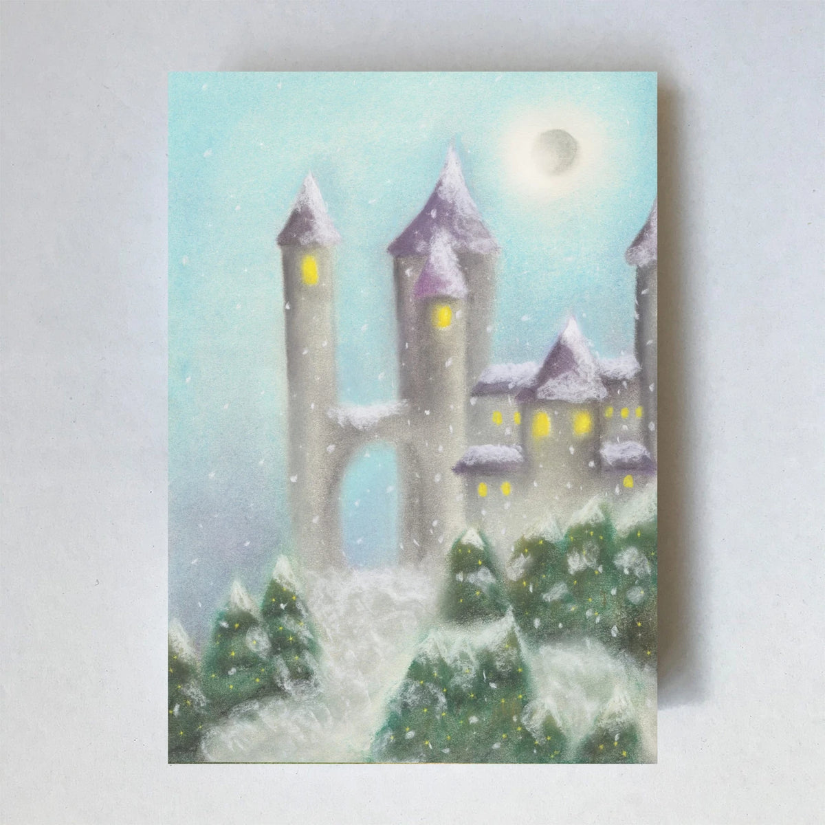 Postkarte Winterschloss von Lot Bouwes A6: ein Schloss aus Eis mit hohen Türmen zwischen verschneiten Tannen, Mond