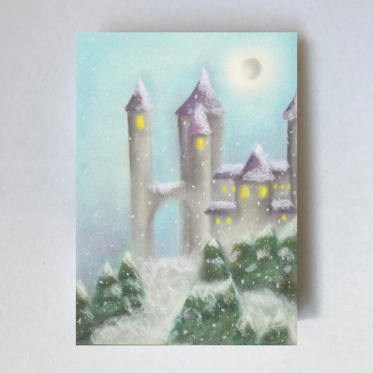 Postkarte Winterschloss von Lot Bouwes A6: ein Schloss aus Eis mit hohen Türmen zwischen verschneiten Tannen, Mond