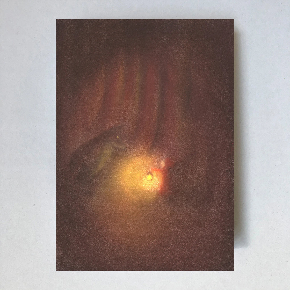 Postkarte Wolf von Lot Bouwes A6: dunkler Wald mit dicken Stämmen, der Wolf liegt im Schatten, Rotkäppchen geht mit einem kleinen Licht vorbei