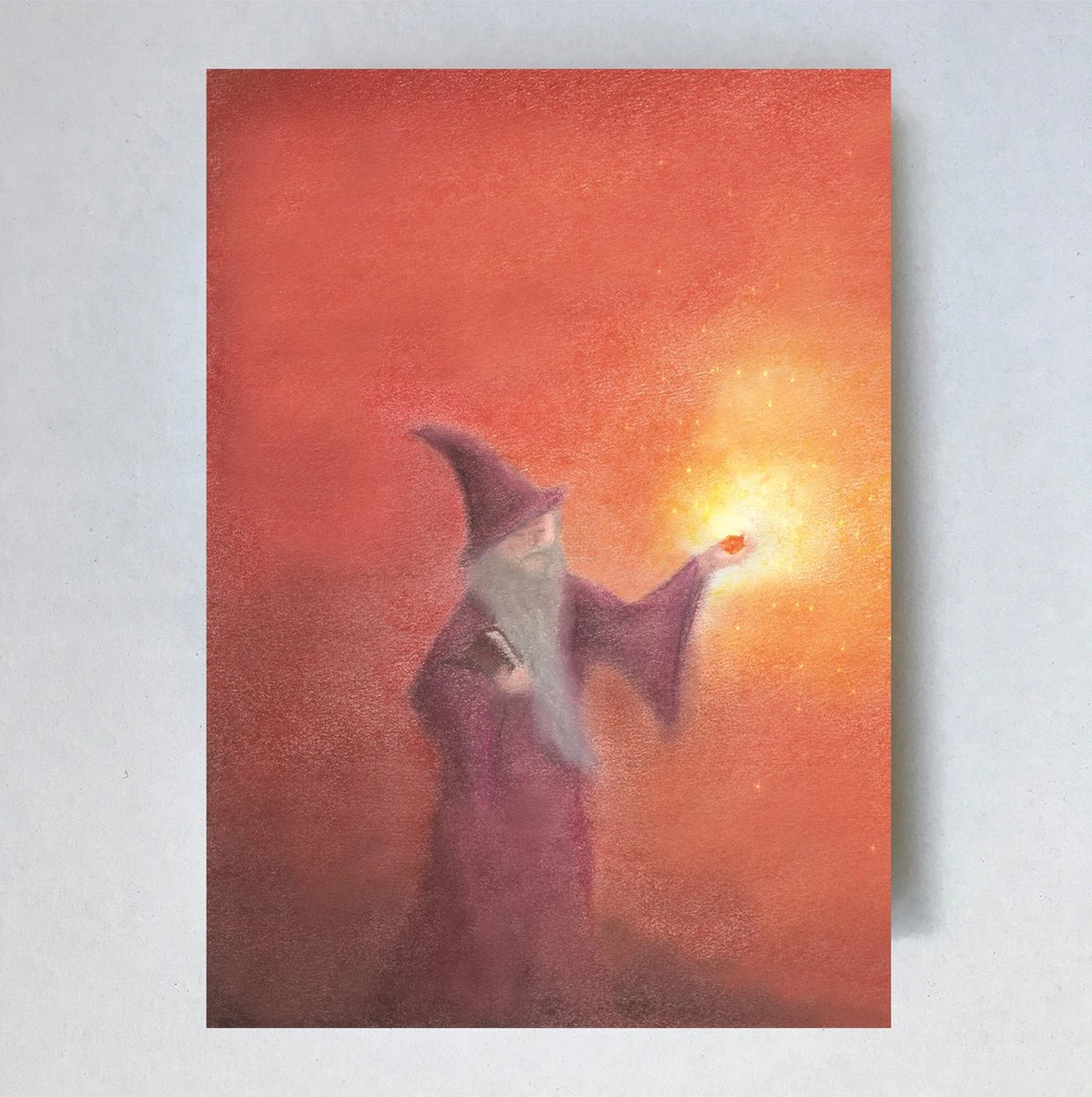 Postkarte Zauberer von Lot Bouwes A6: ein Zauberer mit langem Bart und spitzem Hut in rotem Umhang hält eine leuchtende Kugel in der Hand, glutroter Hintergrund
